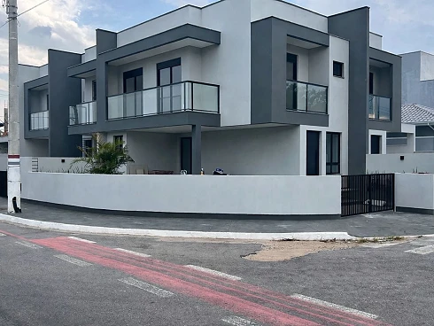 Sobrado geminado em Forquilhas, São José