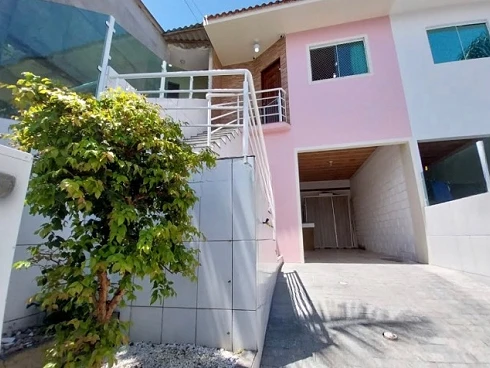 Sobrado geminado em Forquilhas, São José