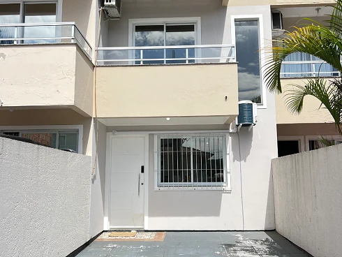 Sobrado geminado em Forquilhas, São José