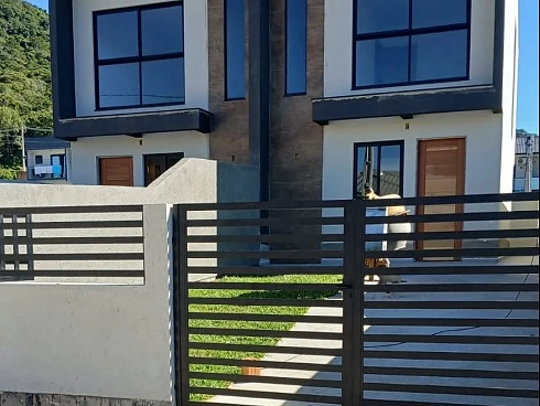 Sobrado geminado em Forquilhas, São José