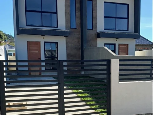 Sobrado geminado em Forquilhas, São José