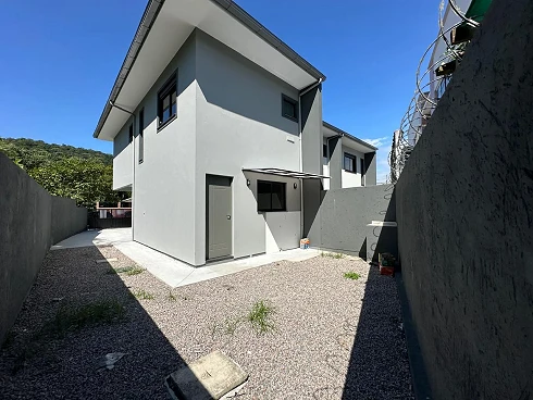 Sobrado geminado em Potecas, São José