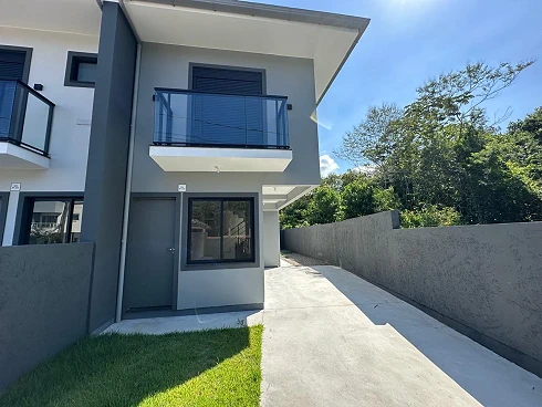 Sobrado geminado em Potecas, São José