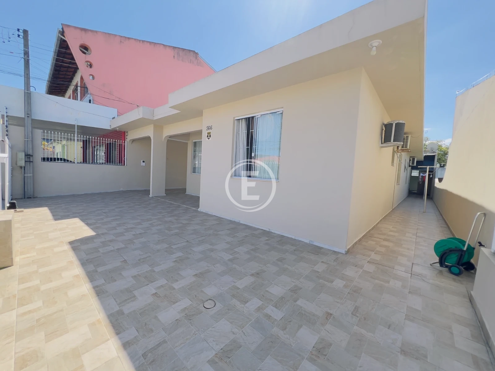 Casa em Ipiranga, São José. 4 quartos, 244m². Imagem 2 de 31