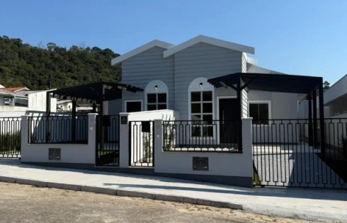 Casa geminada em Fundos, Biguaçu