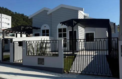 Casa geminada em Fundos, Biguaçu