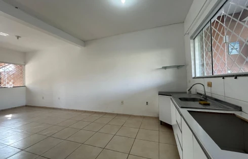 Sobrado geminado em Potecas, São José