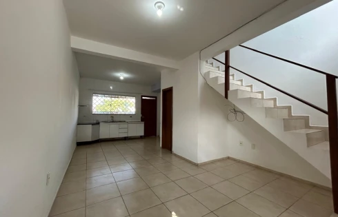 Sobrado geminado em Potecas, São José