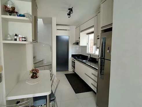 Sobrado geminado em Potecas, São José
