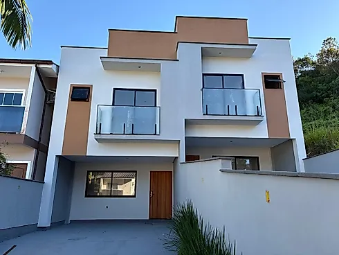 Sobrado geminado em Potecas, São José