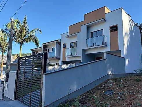 Sobrado geminado em Potecas, São José