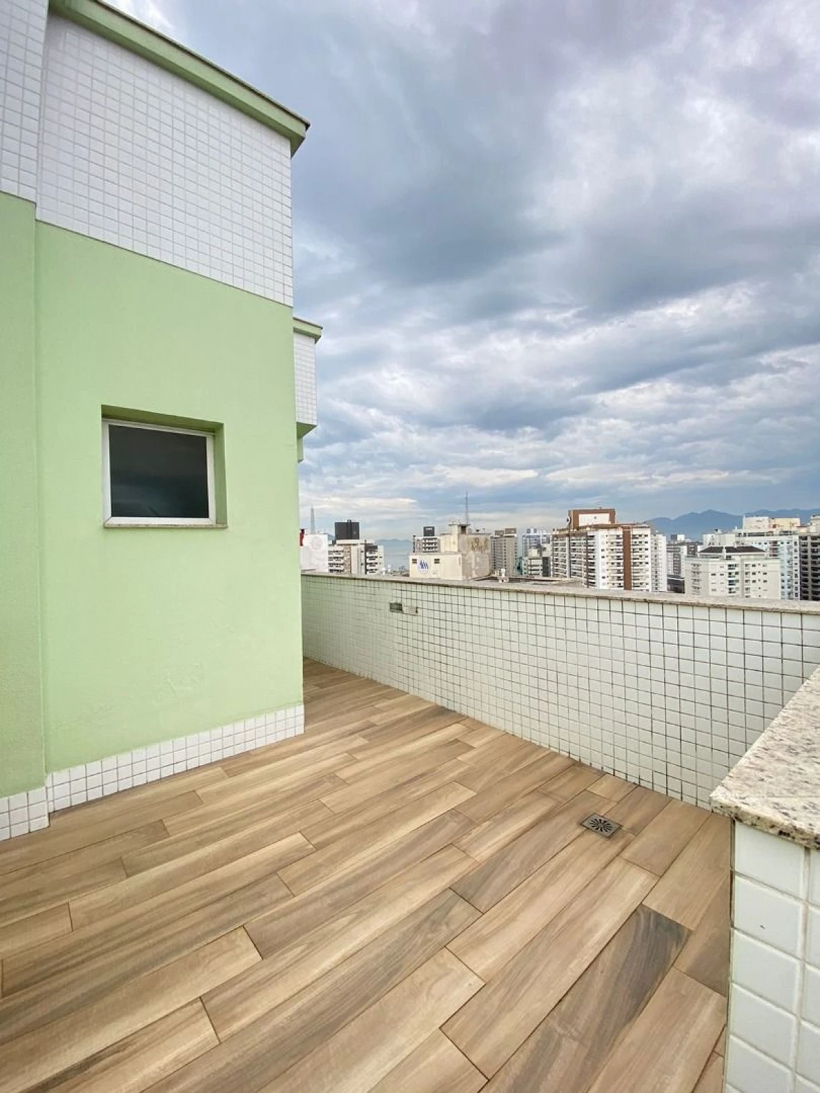 Maravilhosa Cobertura 04 Quartos, sendo 03 Suítes e 06 Vagas  - Campinas São José SC - Foto 23