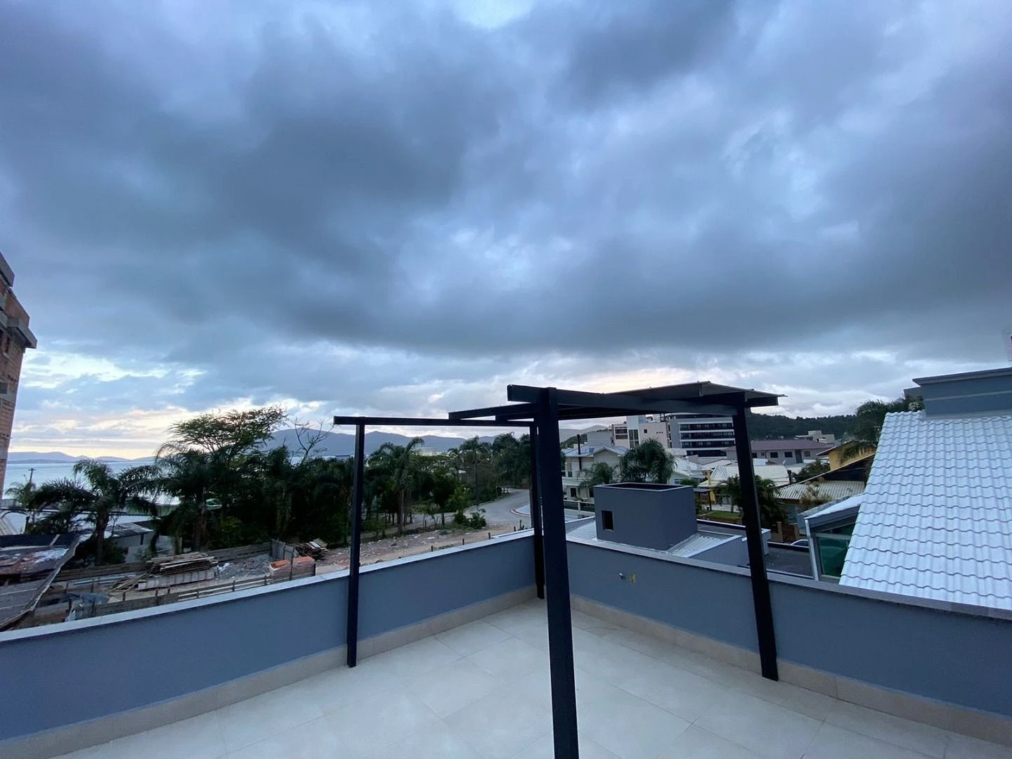 Belíssima Casa com 4 Quartos sendo 02 Suítes - Praia de Fora - Palhoça/SC - Foto 37