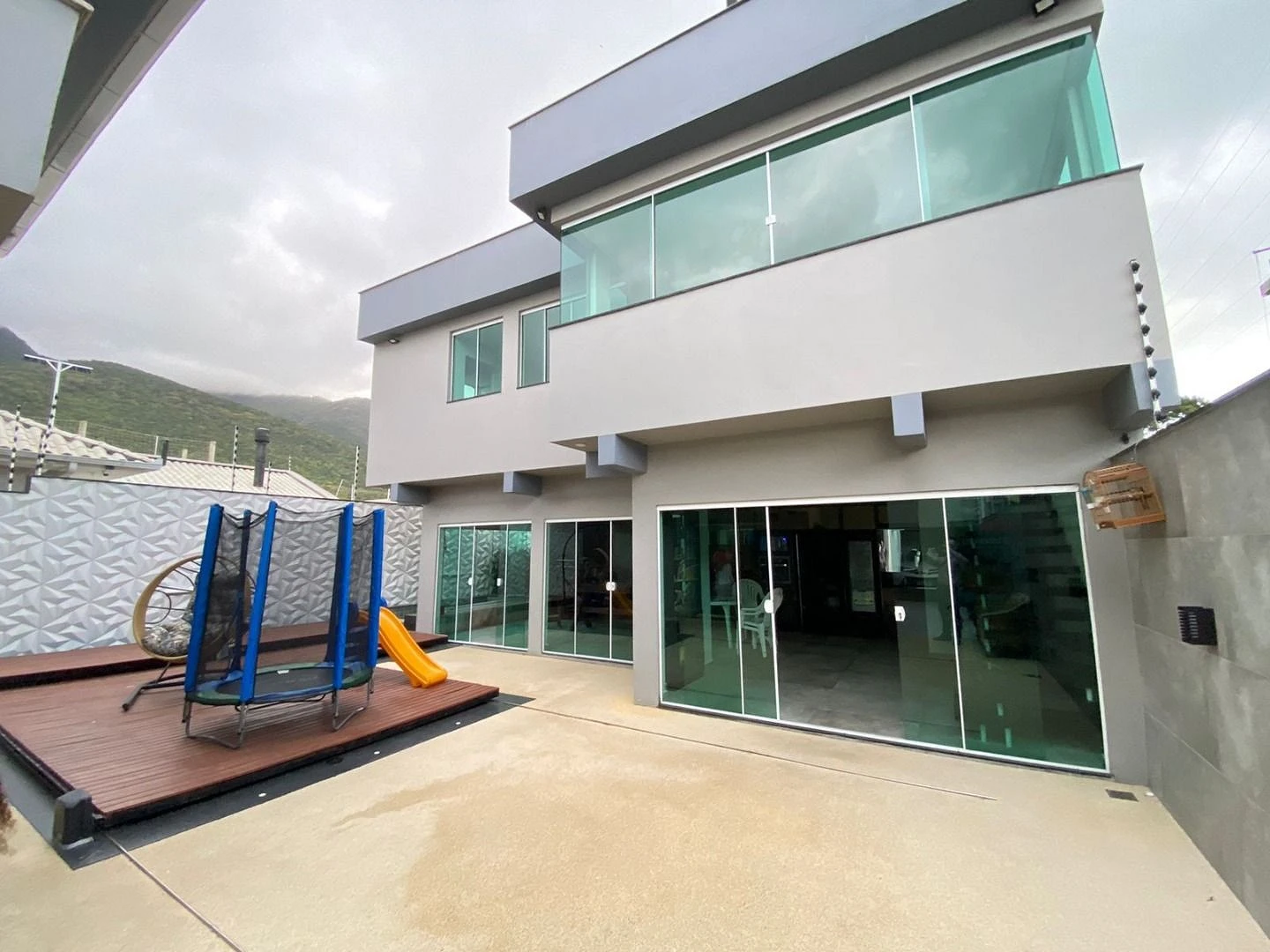 Belíssima Casa com 4 Quartos sendo 02 Suítes - Praia de Fora - Palhoça/SC - Foto 40