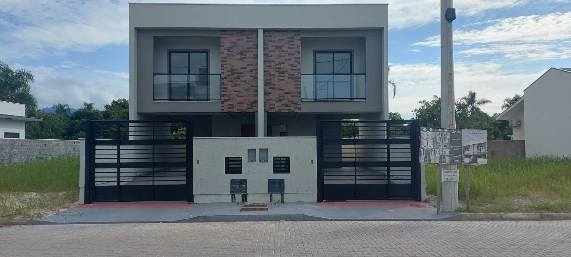Sobrado geminado em Forquilhas, São José