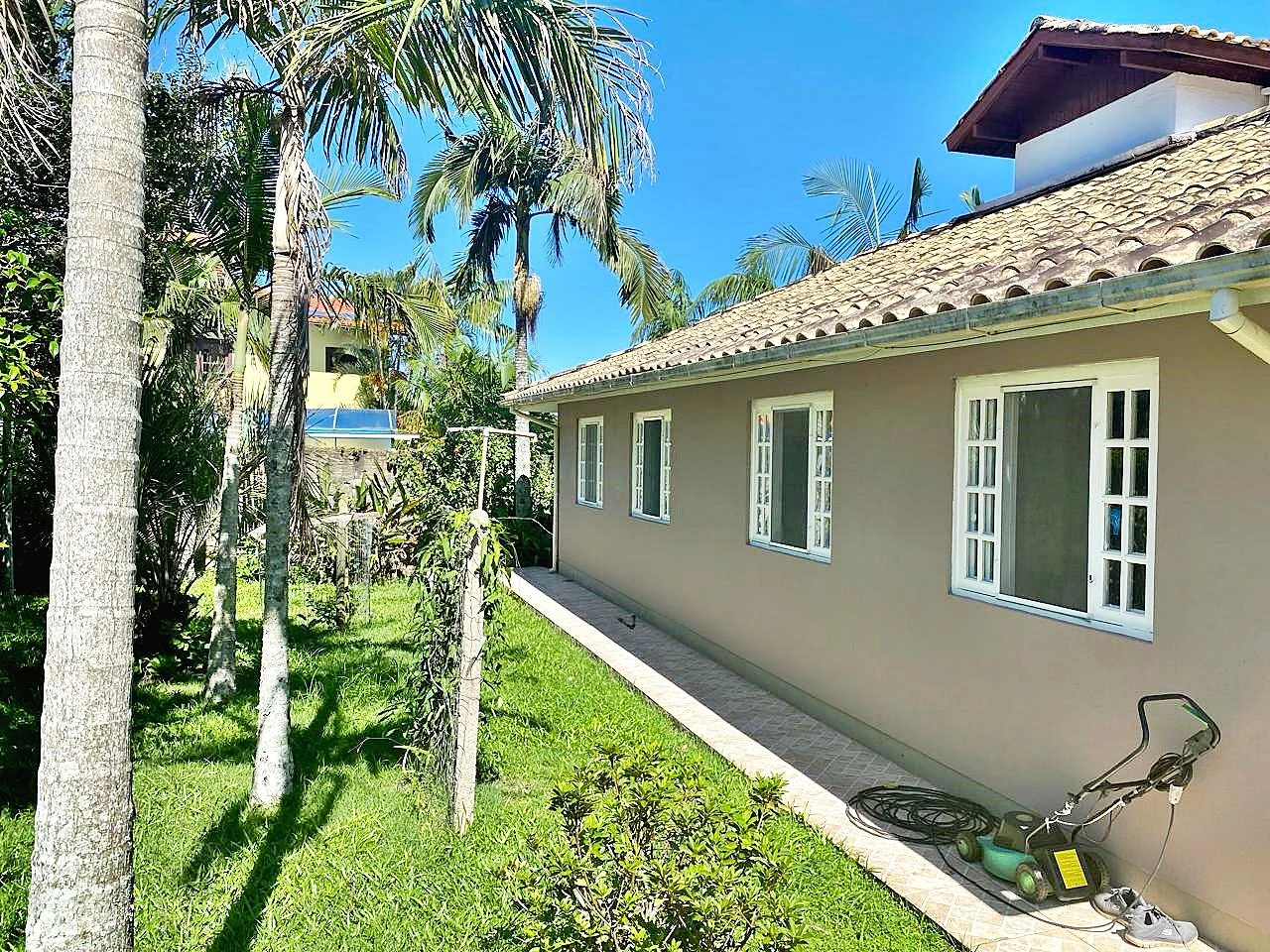 Casa com 4 Dormitórios -Perto da Praia - Campeche - Florianópolis/SC - Foto 28