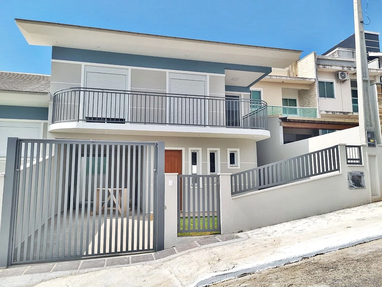 Sobrado geminado em Forquilhas, São José