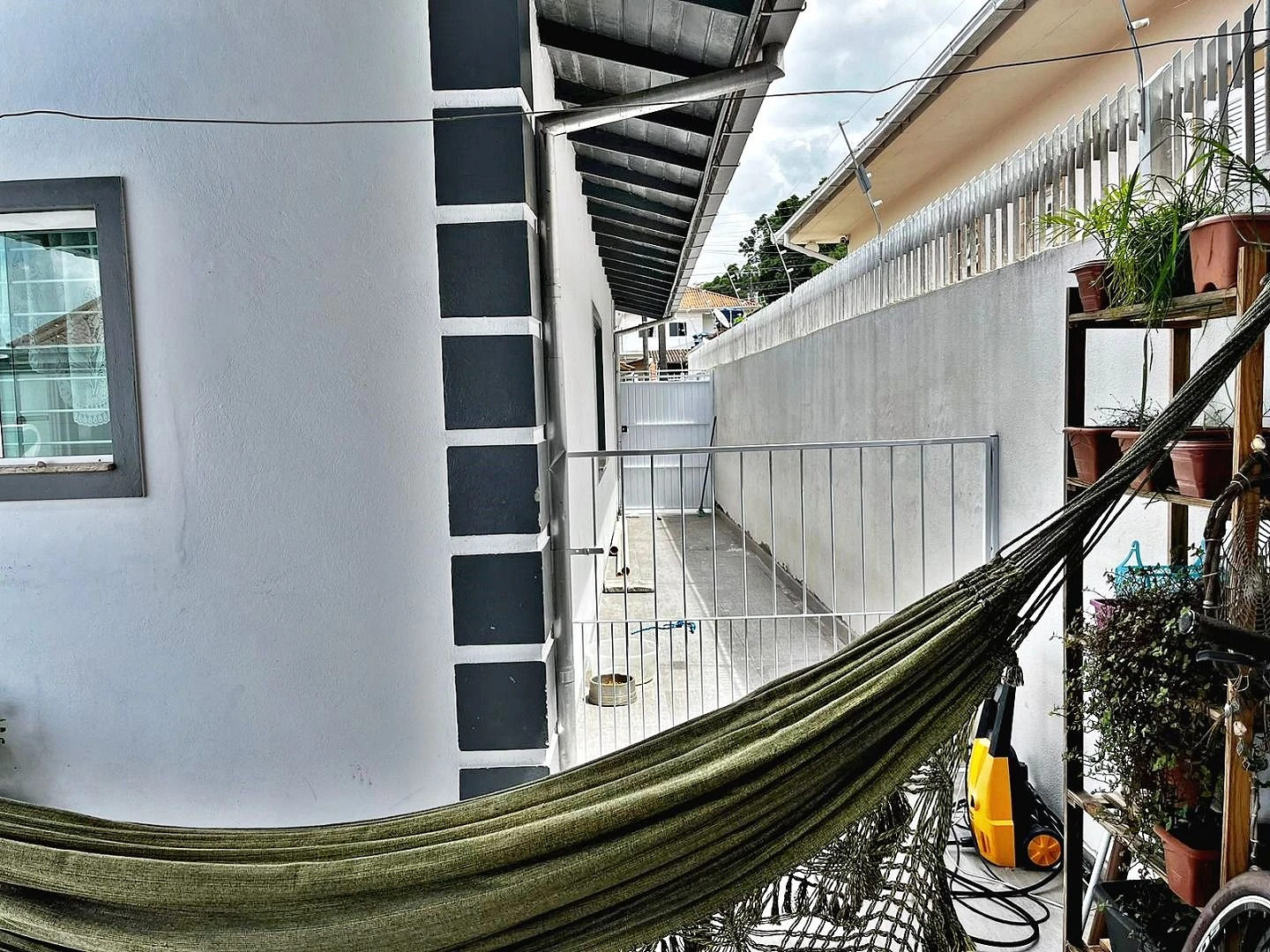 Casa Semi Mobiliada Oferece 3 Dormitórios e 2 Banheiros Sociais - Foto 11