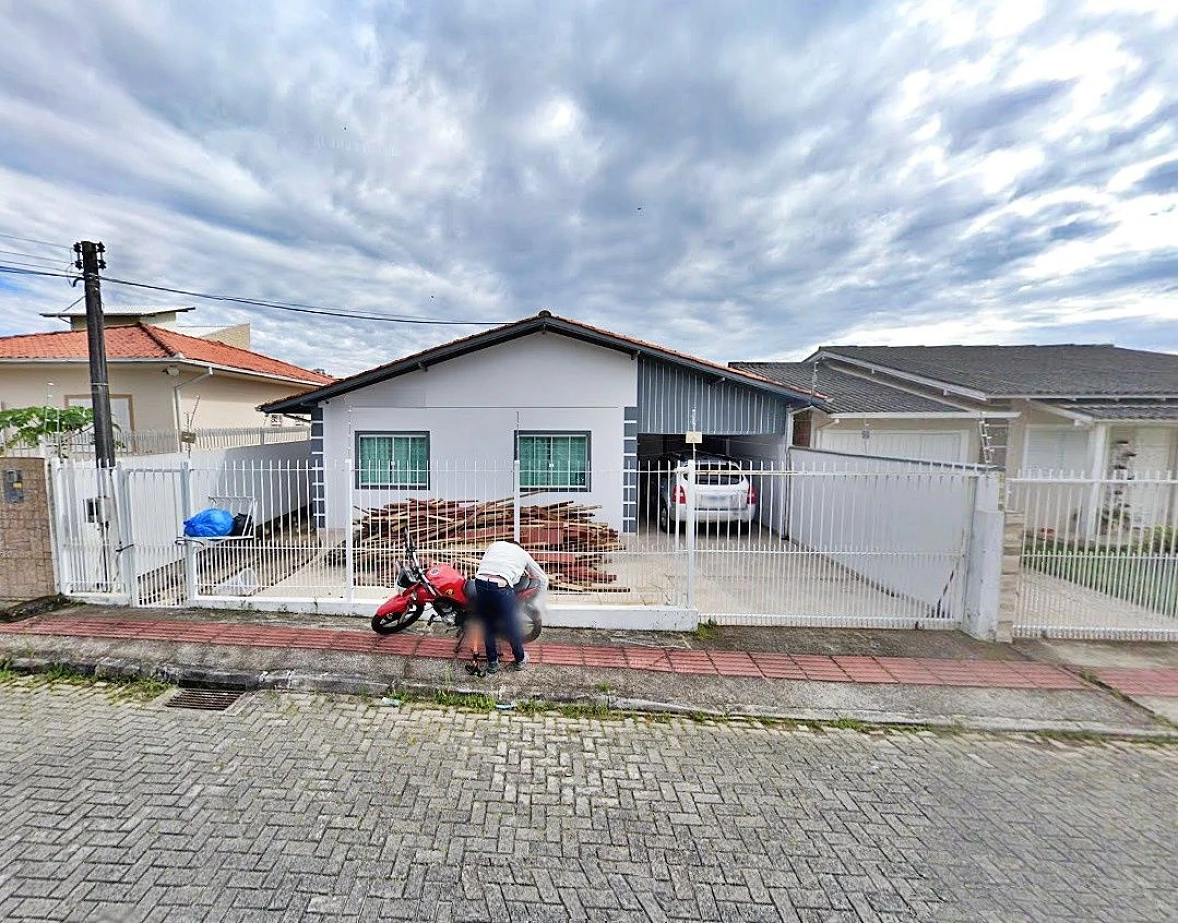 Casa Semi Mobiliada Oferece 3 Dormitórios e 2 Banheiros Sociais - Foto 13