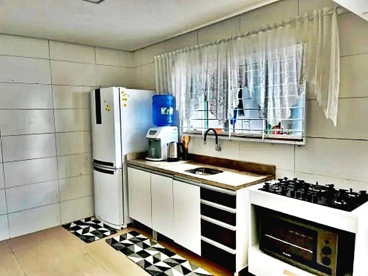 Casa Semi Mobiliada Oferece 3 Dormitórios e 2 Banheiros Sociais - Foto 6