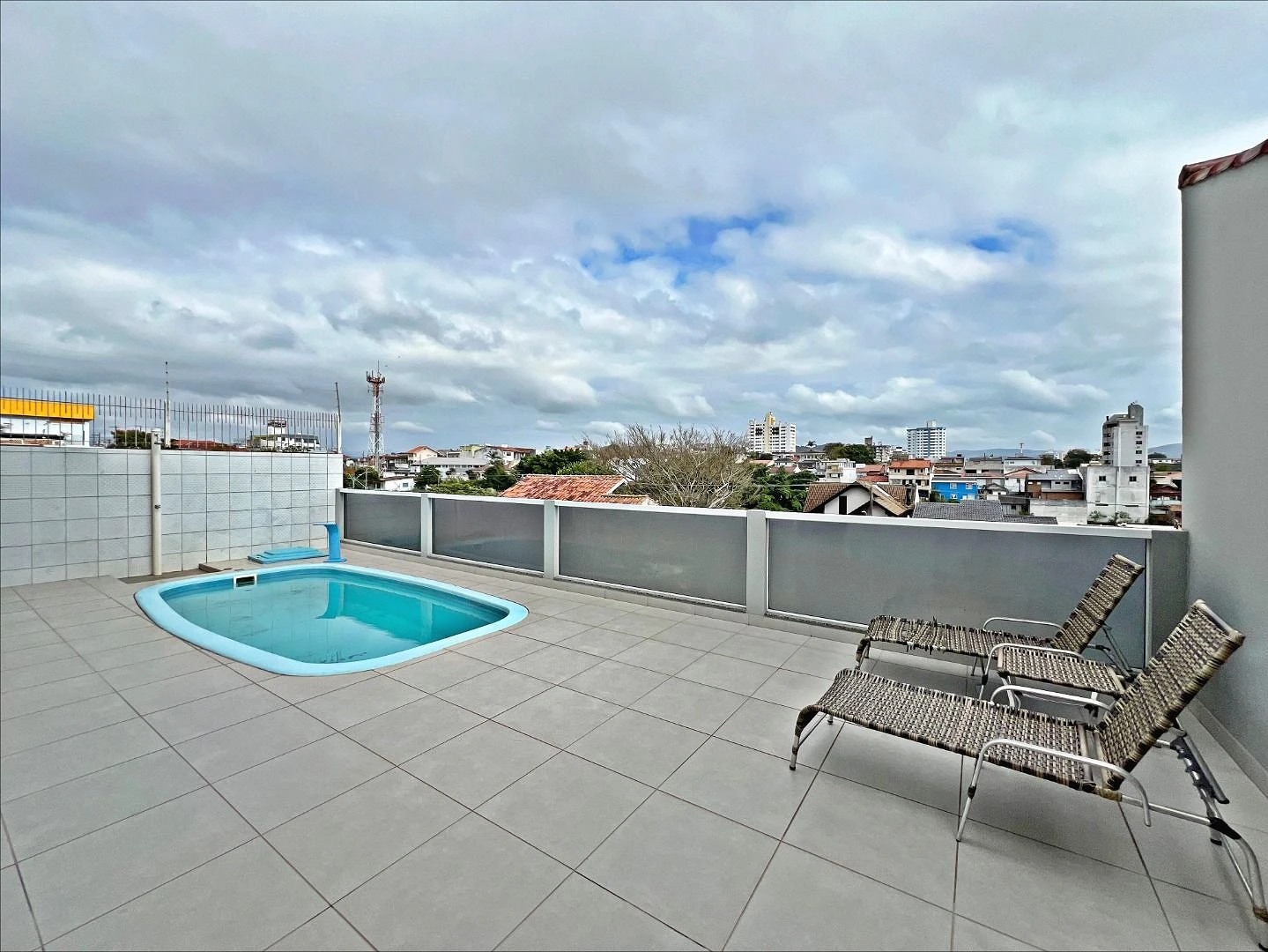 Casa com Piscina e 03 Suítes, Pronta para Morar. - Foto 26