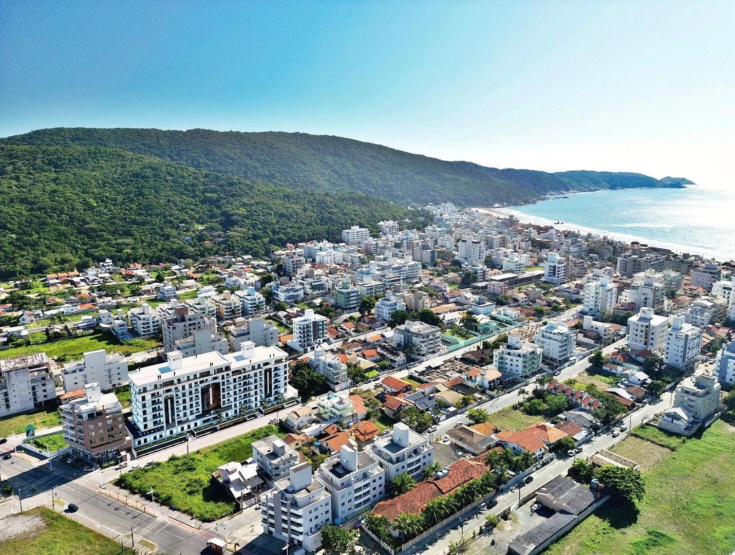 Apto 3 Quartos, 1 Suíte, 2 Vagas - Bombinhas - Foto 24