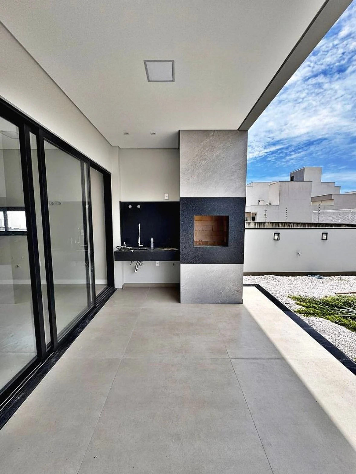 Casa 3 Dormitórios, sendo 1 Suíte e Banheiro Social - Foto 6