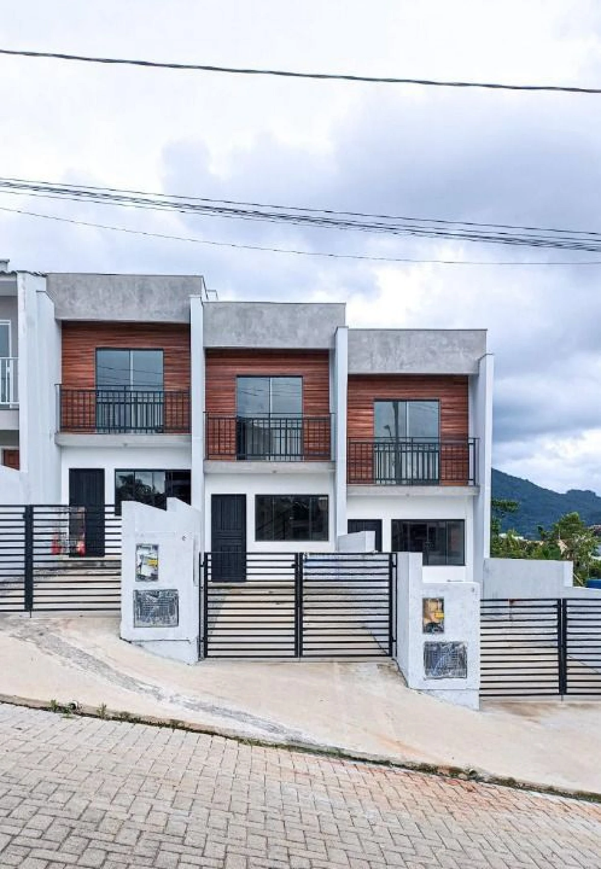 Sobrado geminado em Potecas, São José