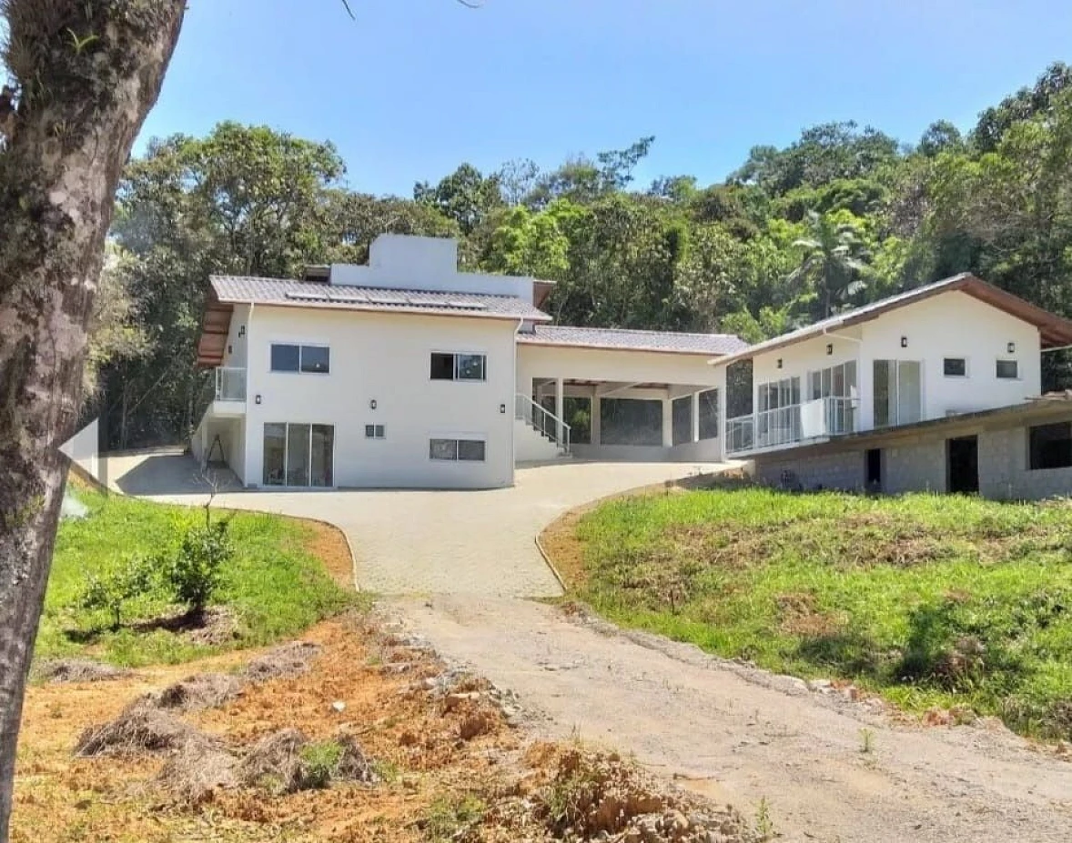 Sitio com 40.000 m² com Casa Alto Padrão em São Pedro de Alcântara SC