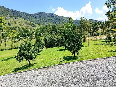Terreno de 2.200 m² com Casa de 05 Dorms (2 Suites) - Camboriú SC