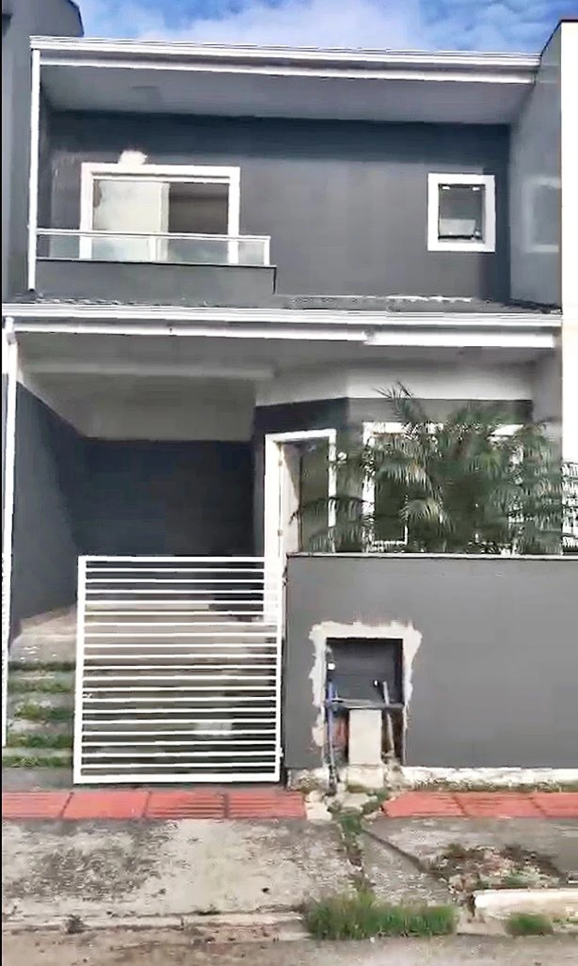 Sobrado geminado em Forquilhas, São José