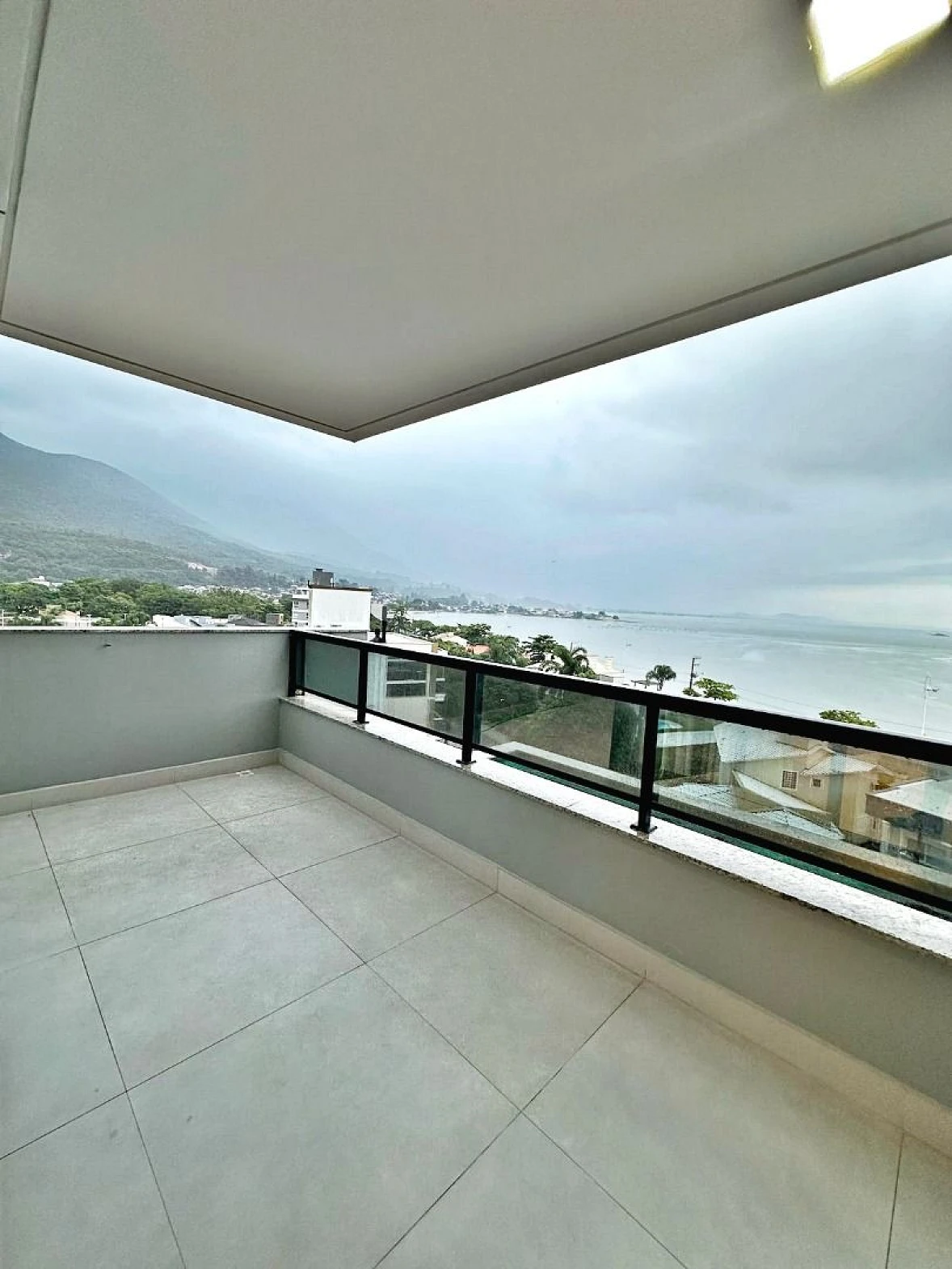 Belíssimo Apartamento Cobertura, 4 Suítes, Exuberante Vista para o Mar, 3 Vagas de Garagens, Praia de Fora, Palhoça/SC - Foto 8