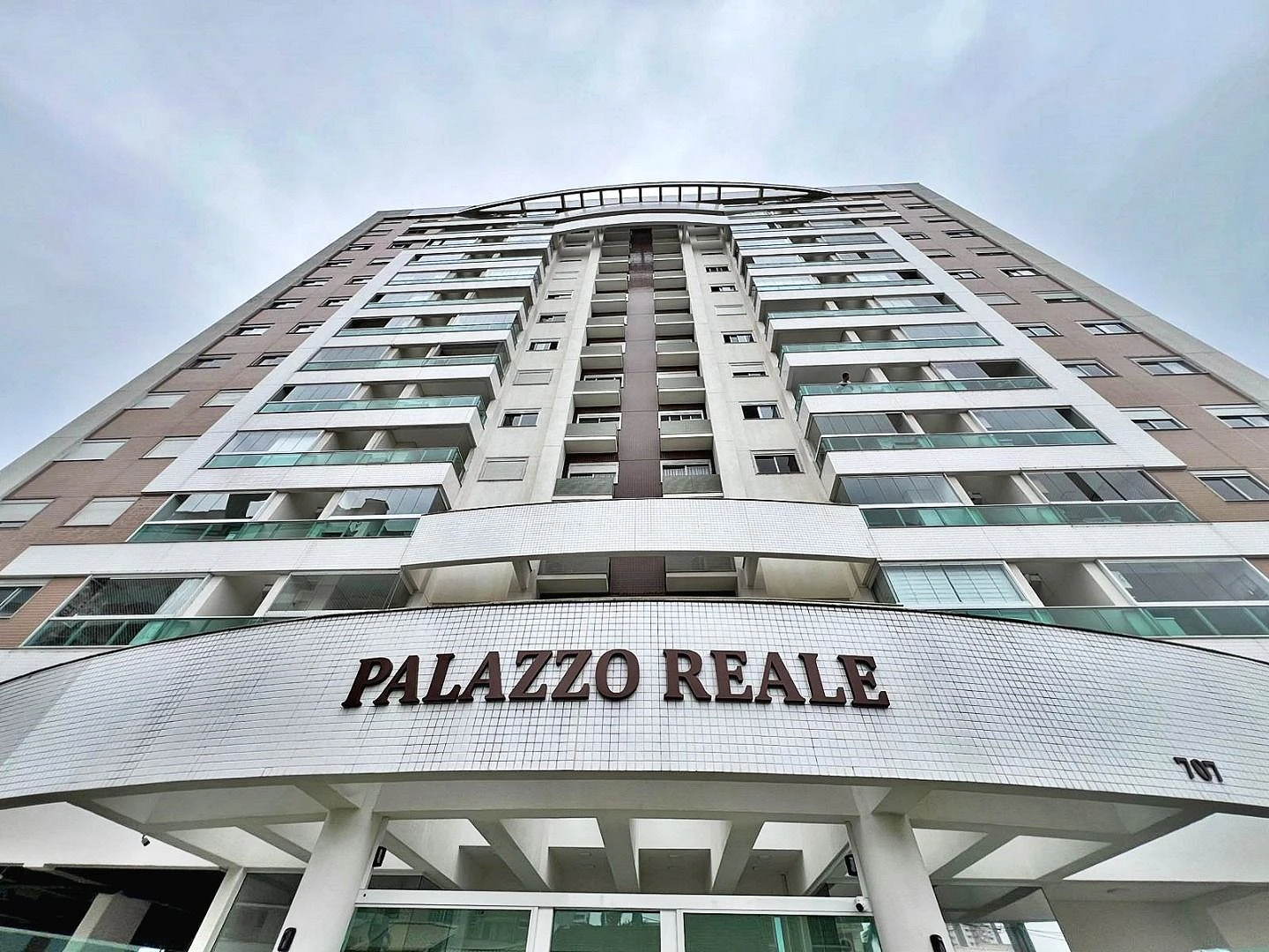 Apartamento com 3 Quartos ( uma Suíte) Área Social Completa , uma Vaga de Garagem, sem Mobiliário, Vista Mar no Bairro de Barreiros São José