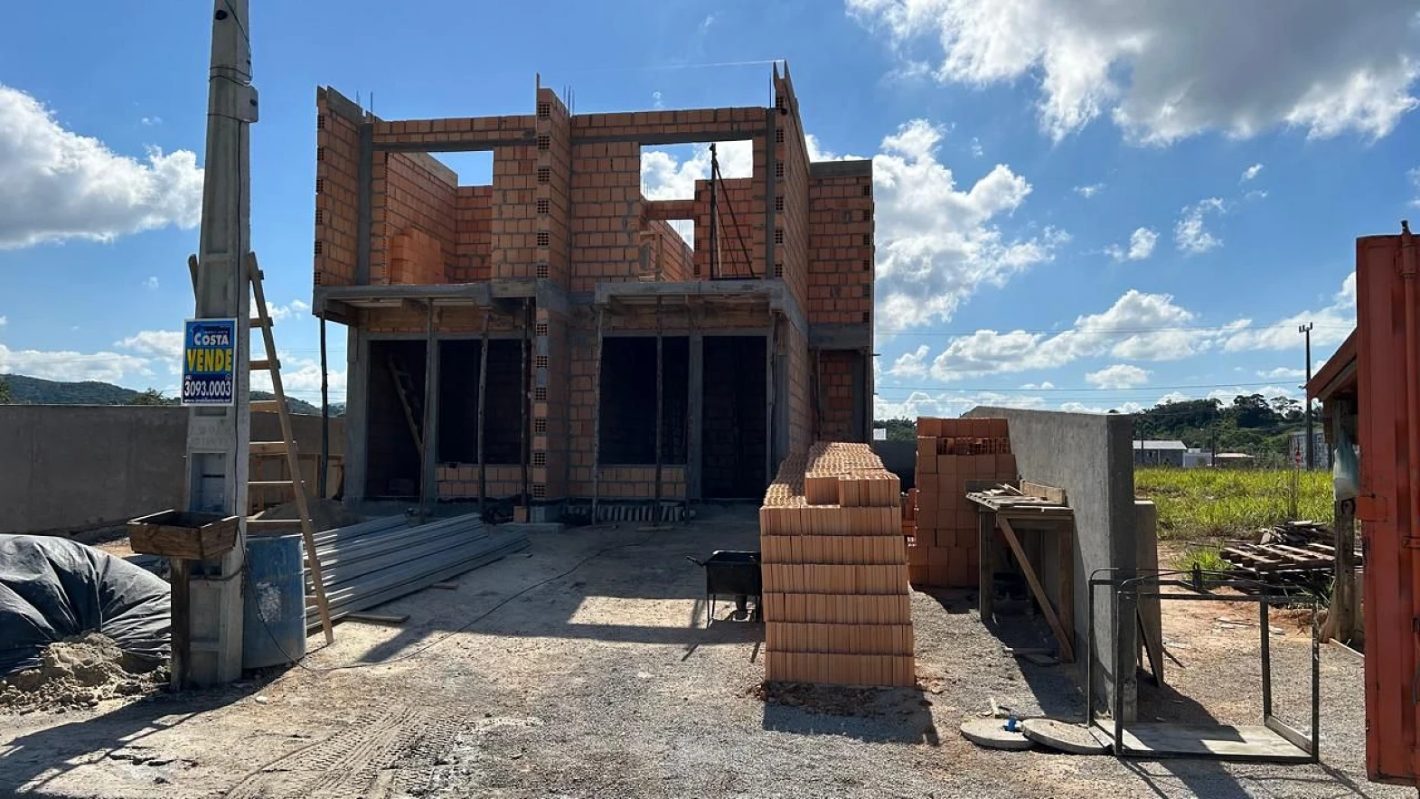 Sobrado geminado em Forquilhas, São José