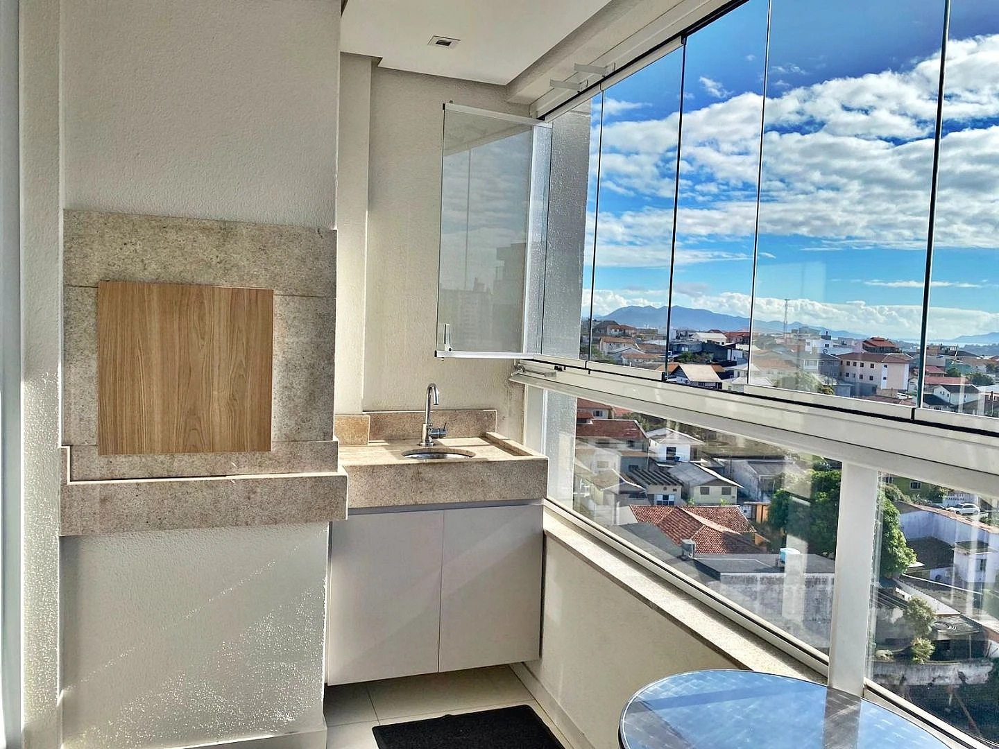 Apto 2 Quartos, 1 Suíte, 1 Vaga - Floresta