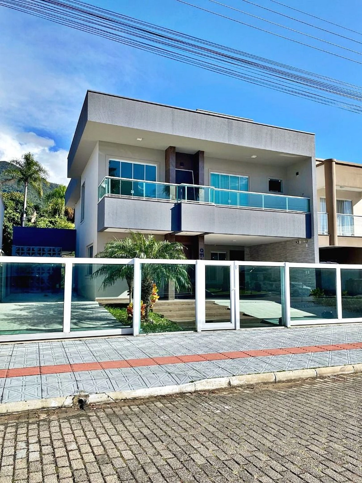 Ótima Casa na Praia de Fora com 5 Quartos, sendo 2 Suítes, uma Suíte Master com Hidromassagem e Closet