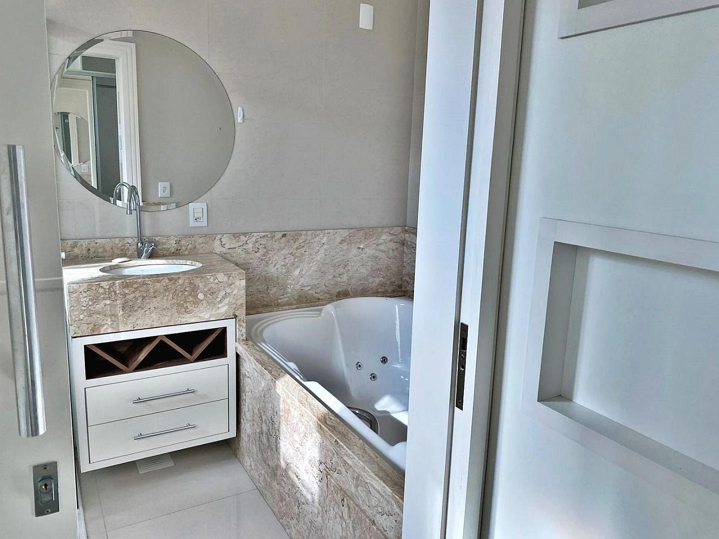 Casa na Praia de Fora com 5 Quartos, sendo 2 Suítes, uma Suíte Máster com Hidromassagem e Closet - Foto 26