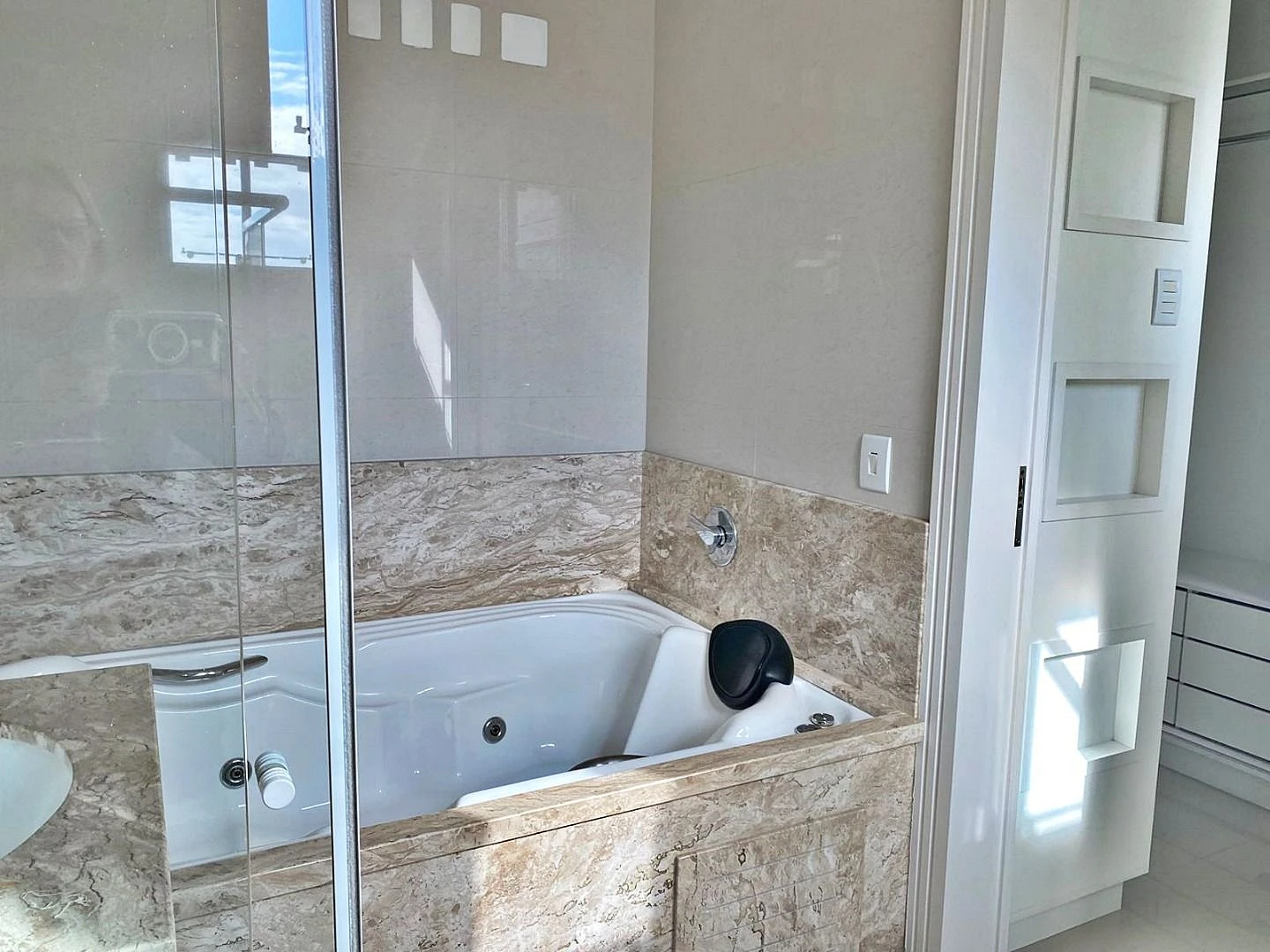 Casa na Praia de Fora com 5 Quartos, sendo 2 Suítes, uma Suíte Máster com Hidromassagem e Closet - Foto 28