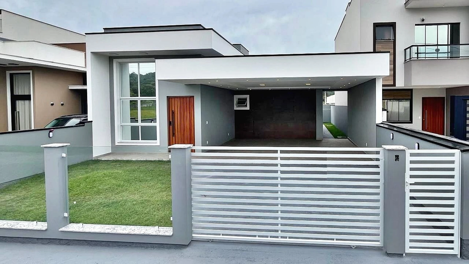 Casa 3 Quartos, 1 Suíte, 2 Vagas - Forquilhas