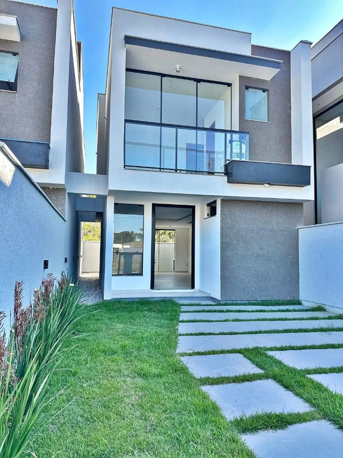 Sobrado geminado em Forquilhas, São José