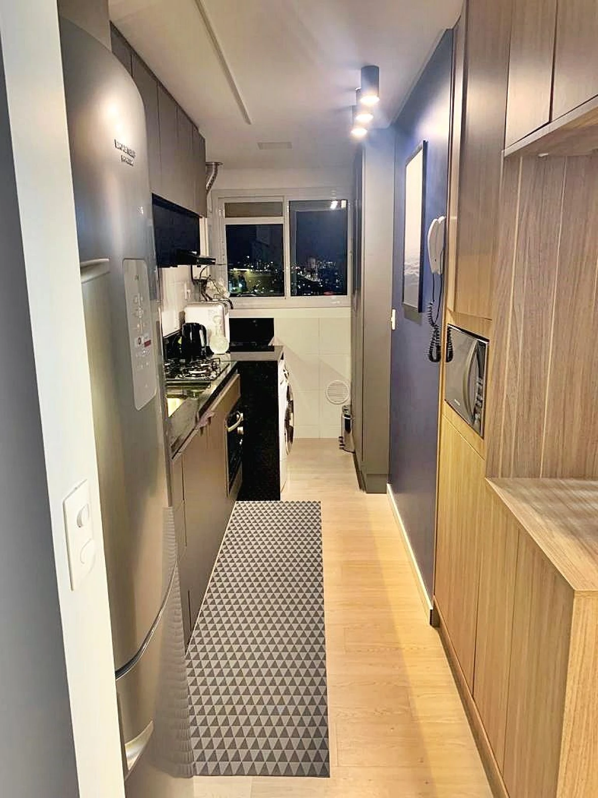 Apartamento 2 Dorms com Suíte, Vista Mar, Mobiliado e Decorado - Barreiros!