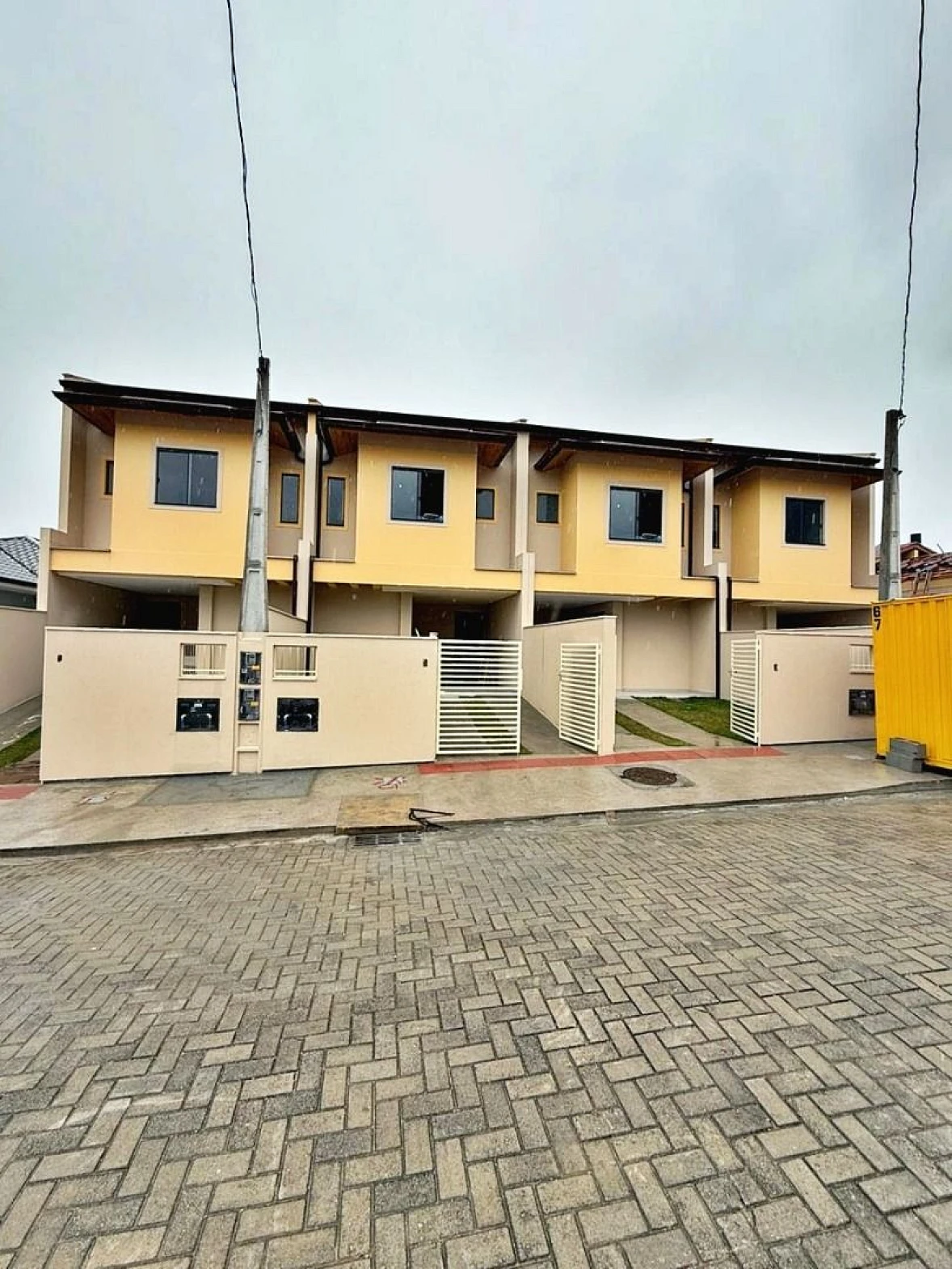 Sobrado geminado em Forquilhas, São José