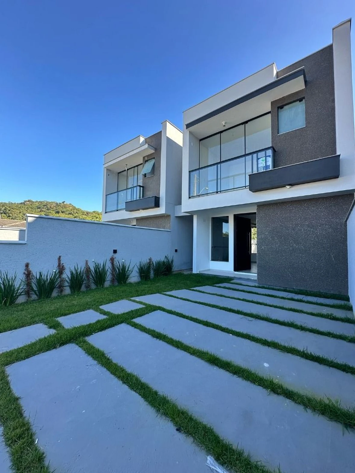 Sobrado geminado em Forquilhas, São José