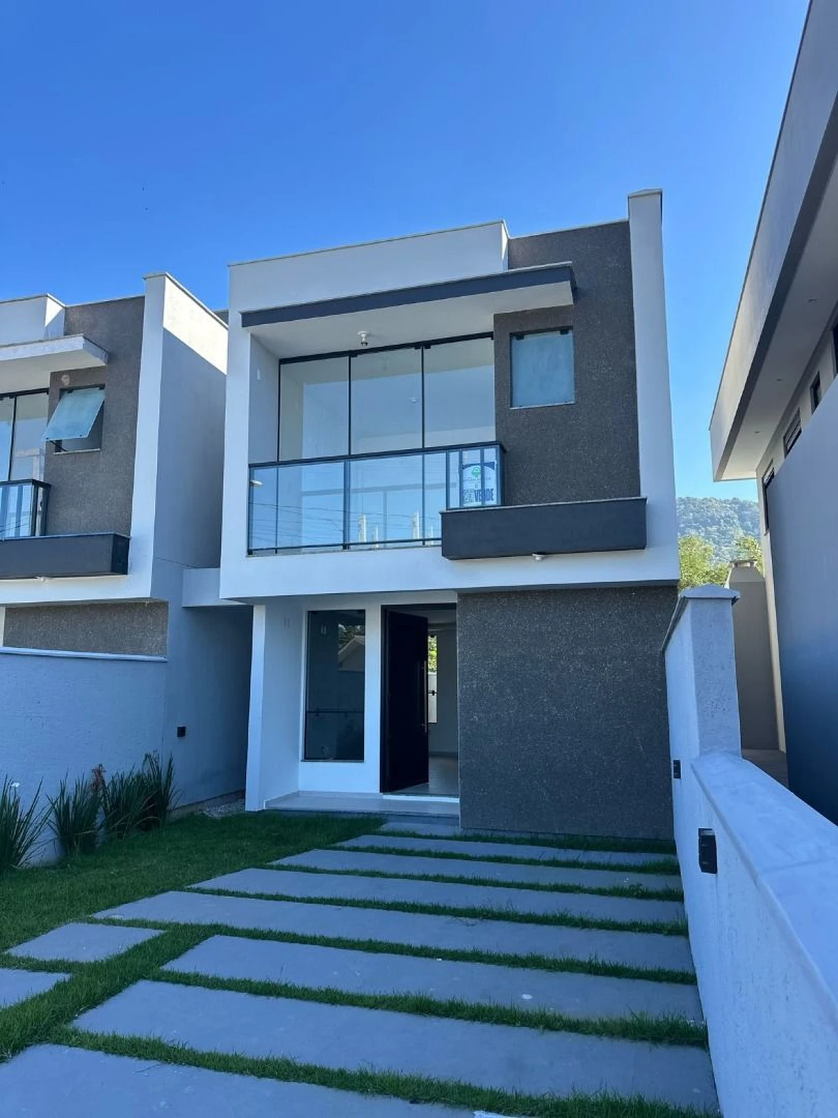 Sobrado geminado em Forquilhas, São José