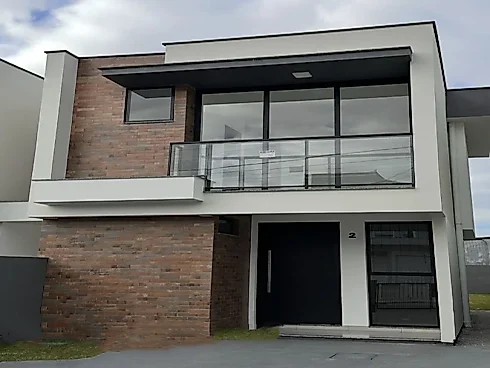 Lindo Sobrado com Espaço, Conforto e Estilo – 108,28 M².