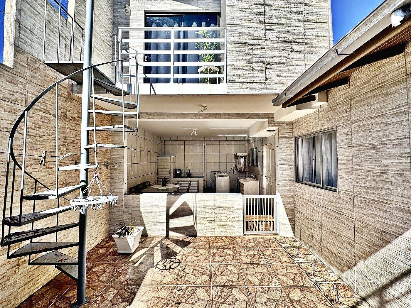 Casa 3 Quartos, 1 Suíte, 2 Vagas - Rio Grande