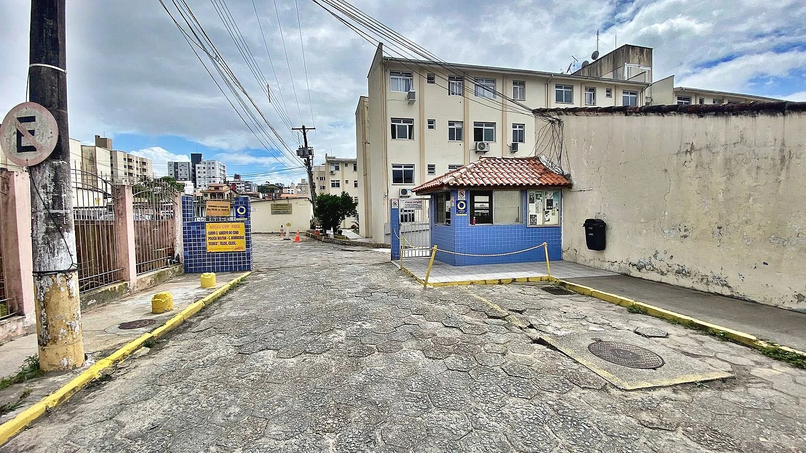 Apartamento com 2 Dormitórios , Próximo Hospital Regional-  Praia Comprida - São José/SC