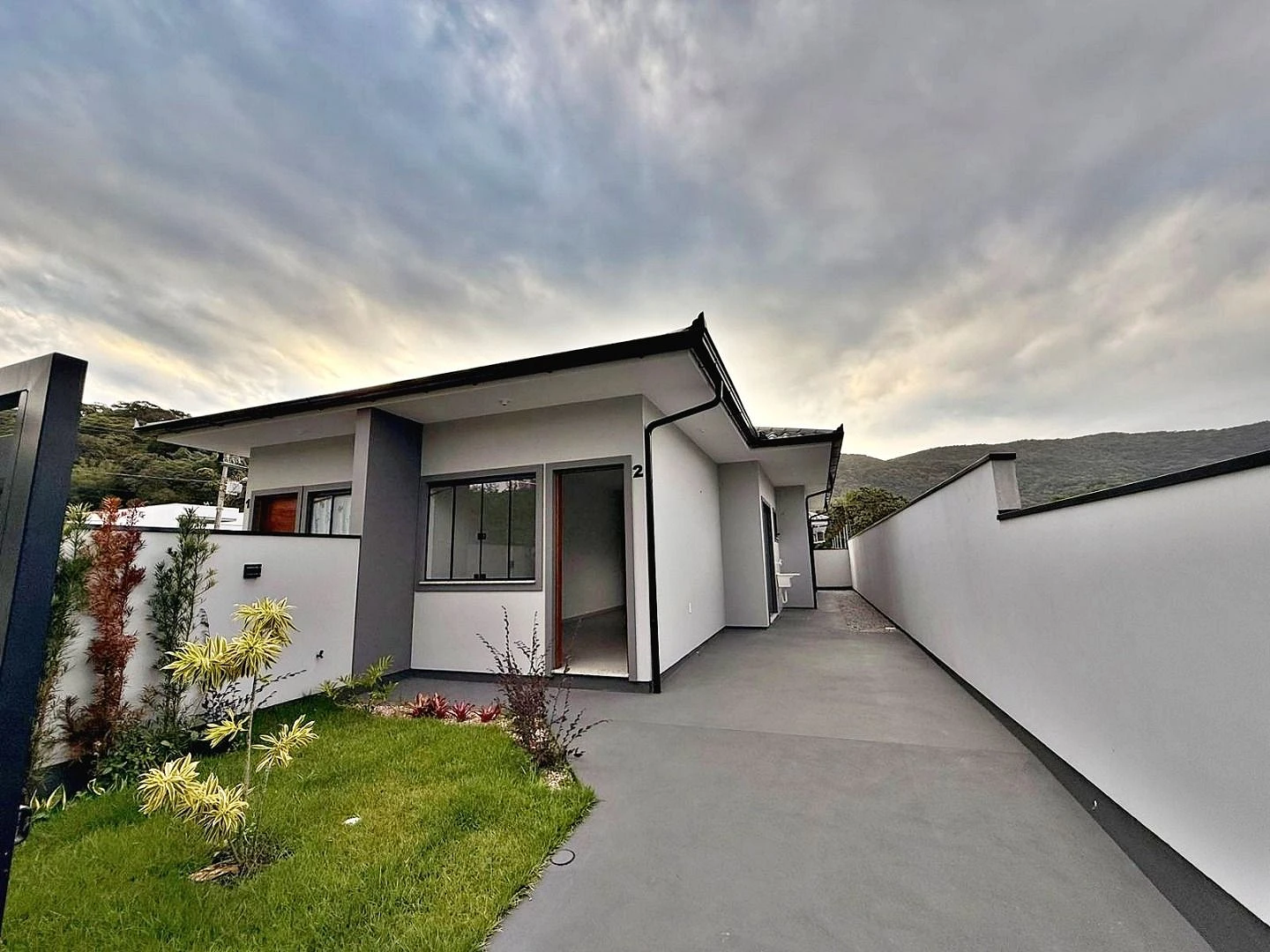 Casa 2 Quartos, 1 Suíte, 2 Vagas - Forquilhas