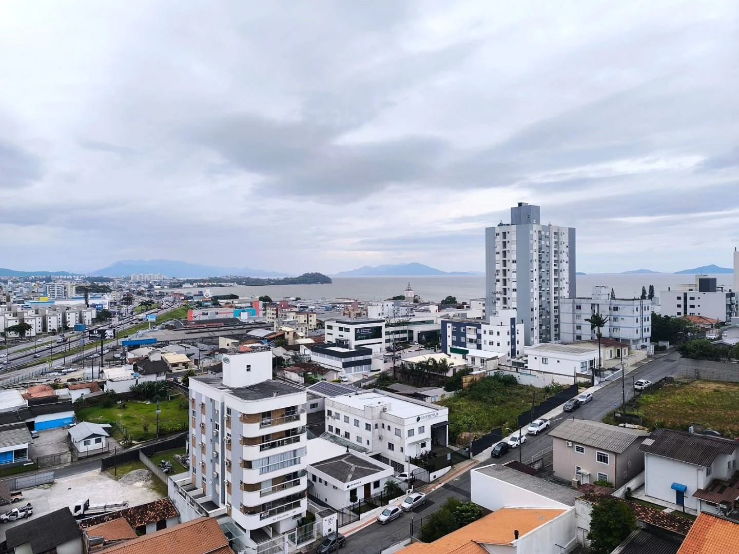 Oportunidade com Vista Mar Definitiva!  Apartamento 02 Dorms com Suíte e 87 m² Barreiros - São José/SC - Foto 23