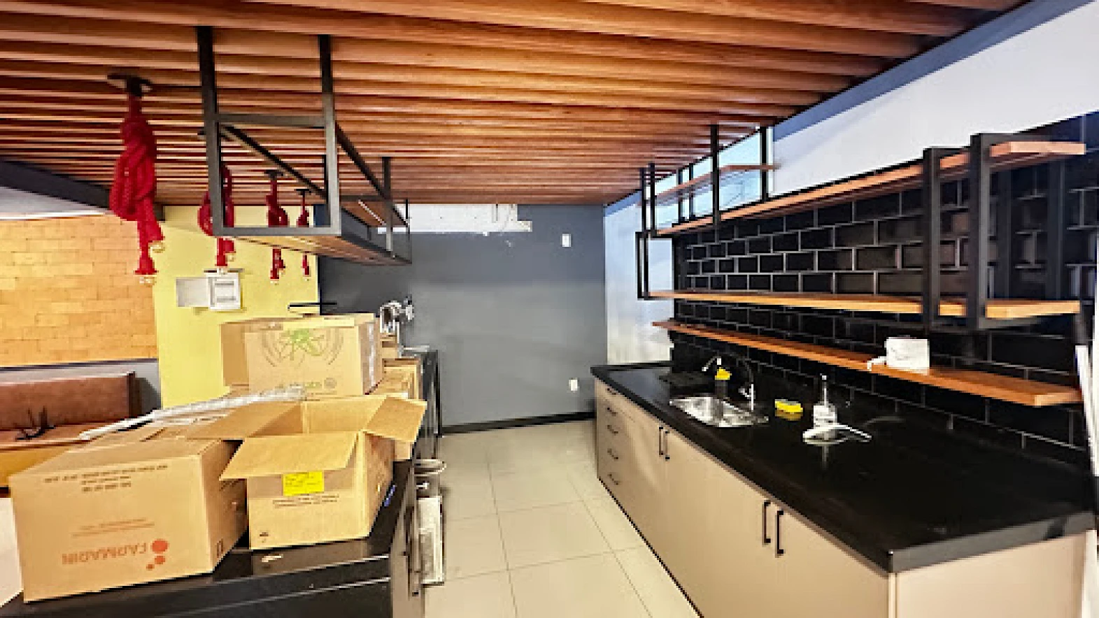 Loja térrea em Kobrasol, São José